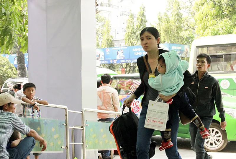 Người ở Sài Gòn tay xách nách mang về quê ăn Tết ảnh 3